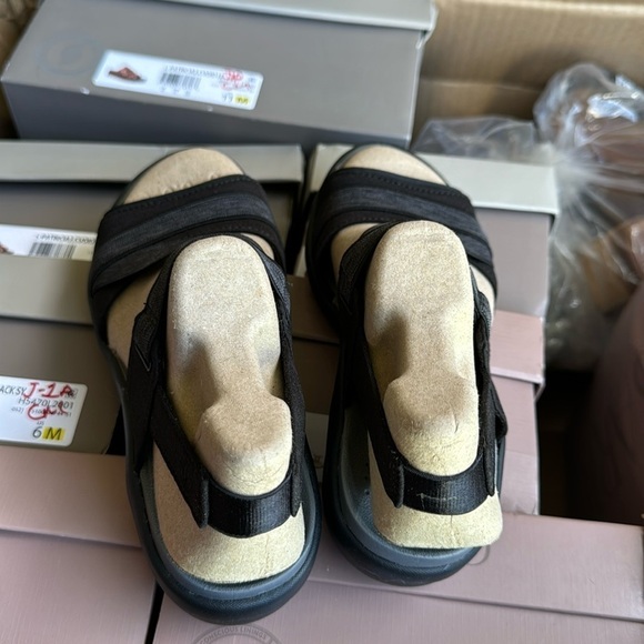 BZEES Chance Washable Strappy Sandals - Picture 7 of 7